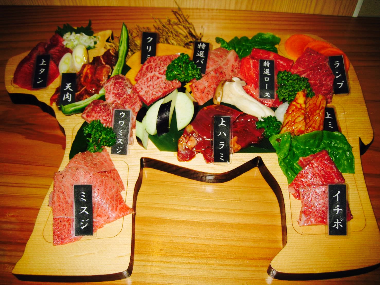 牛の形の器に盛り付けた和牛一頭セット
